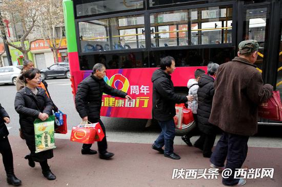 乡村公交来了，人们小跑着上车。