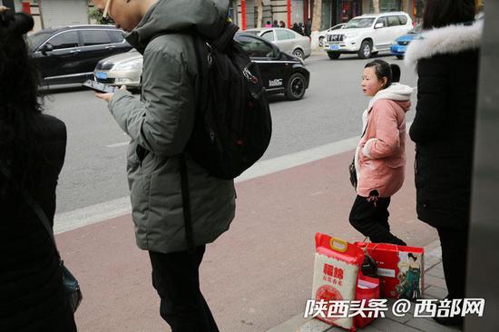 一桶油、一袋米,这样的礼品在乡村很实用,不会造成浪费。