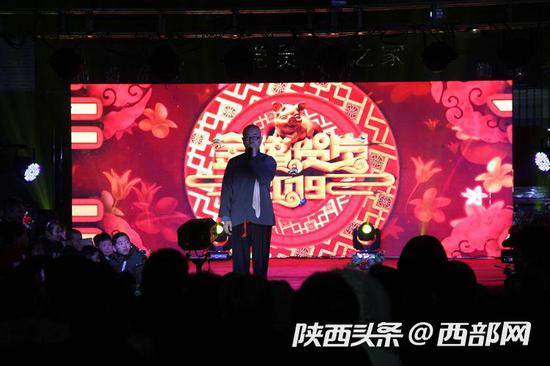 乡村年味:返乡青年集体筹划办起乡村春晚,村民登台当主角。