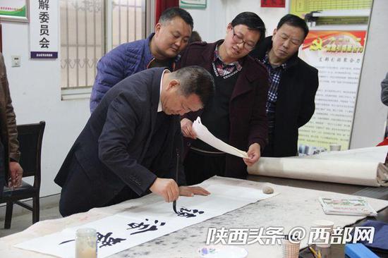 乡村年味:返乡青年集体筹划办起乡村春晚,村民登台当主角。
