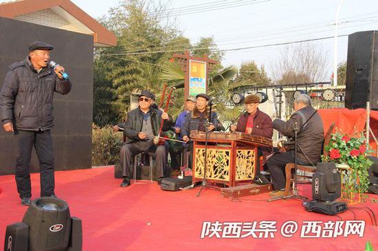 乡村年味:返乡青年集体筹划办起乡村春晚,村民登台当主角。
