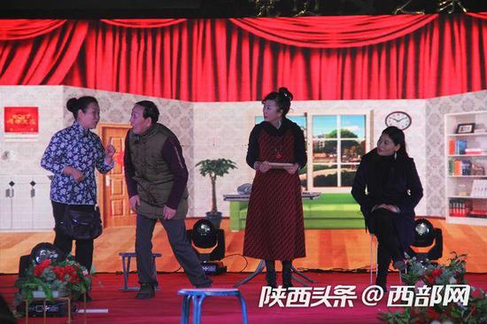 乡村年味:返乡青年集体筹划办起乡村春晚,村民登台当主角。