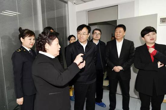 钟洪江书记、张立邦同志等领导参观石?#25237;?#31449;实验室