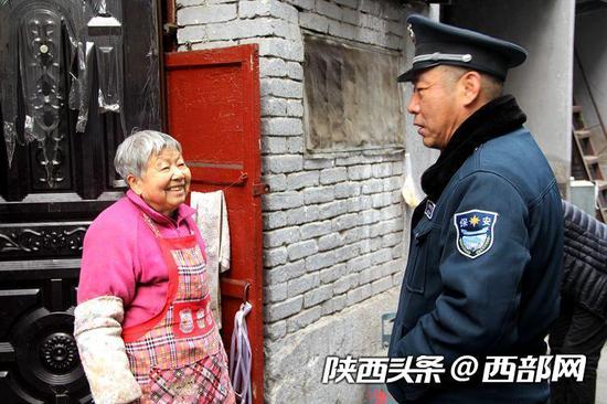 每天除了做串串,老奶奶还喜欢和街坊聊天。