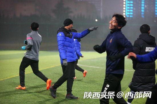 西安高新易联足球队球员兼主教练曹植希望能够带领大家“重返青春”。