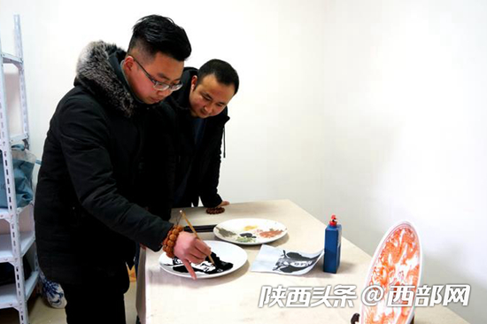 汉中城固画家何兴义务手绘“雷锋瓷”逾万件赠群众。
