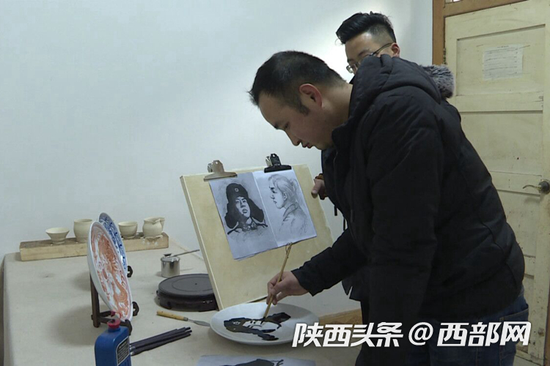 汉中城固画家何兴义务手绘“雷锋瓷”逾万件赠群众。