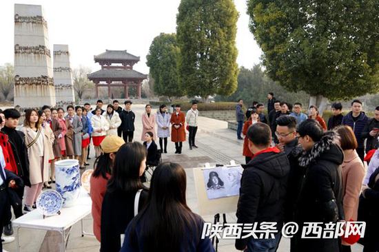 汉中城固画家何兴义务手绘“雷锋瓷”逾万件赠群众。