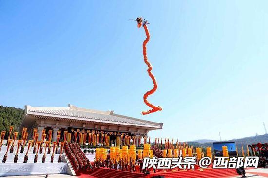 在歌声中,一条56米长的“中华龙”盘旋、腾跃、升空,飞入云霄。