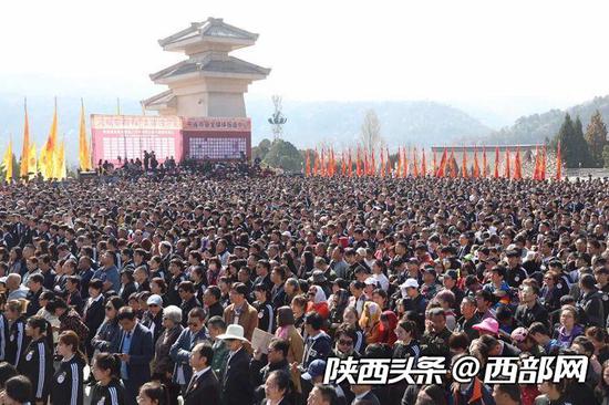 万余名中华儿女齐聚黄帝陵轩辕殿祭祀广场,共同祭奠人文初祖轩辕黄帝。
