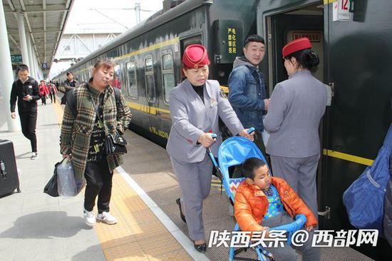 向金玉在汉中火车站帮助老人?#36864;?#23376;去广州探亲。