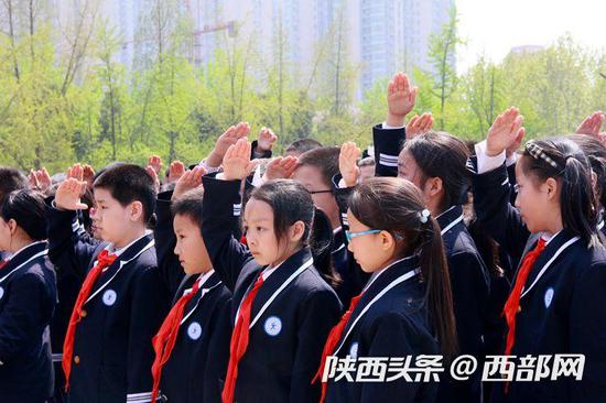 参加祭奠活动的小学生。