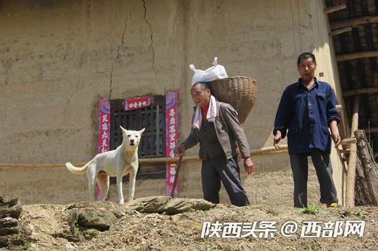 走了7里多地,背挂面的李安兴受到村民欢迎。