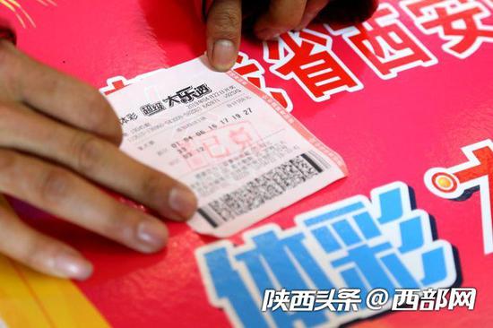 劉先生（化姓）向記者展示自己“8+2”超級大樂透復式追加投注票面