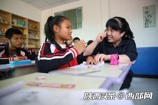 張小俠在給孩子上課。