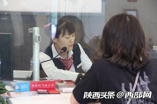 李莉在为客户办理业务。