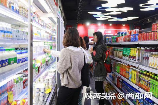 该超市在5月8日至14日开业期间将有大力度促销活动。(摄影 陈立颖)