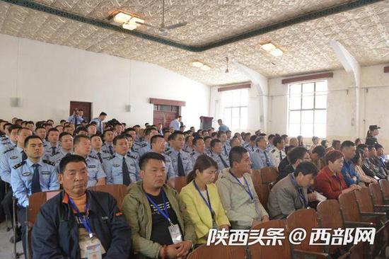 西安經(jīng)開區(qū)偵破一13人惡勢力犯罪集團(tuán)。