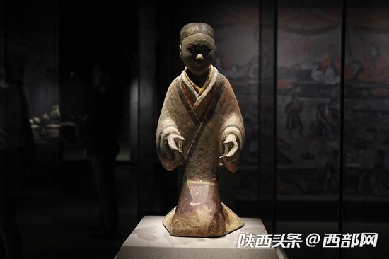 这个女俑的裙摆呈紫色,这个颜色在汉代陶俑中实属不常见。