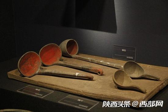 陶案和陶勺，陶勺内部为出土时保留的染色。