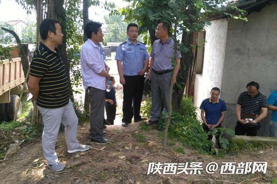 羚牛傷人事故發(fā)生后，漢中和勉縣林業(yè)局、以及各級(jí)野保站負(fù)責(zé)人趕到現(xiàn)場(chǎng)。