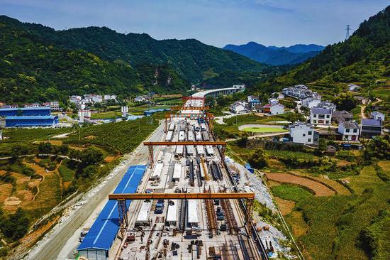 5月24日,平镇高速公路一标段建设现场。