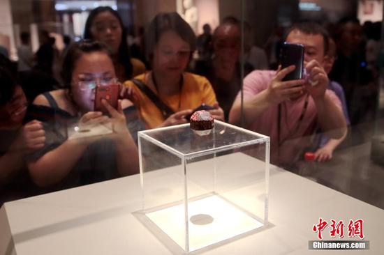 6月14日，西安，陕西历史博物馆内的“独孤信多面体煤精组印”吸引观众。