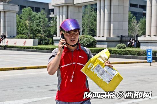 朱良友准备两部手机,一部用来沟通,一部用来同步翻译……