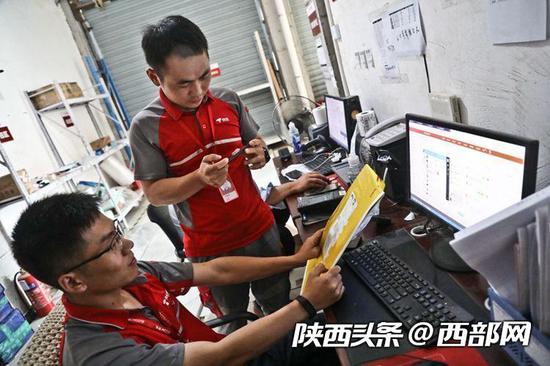 因为单页上的信息是外文,朱良友找到同事一起确认信息。