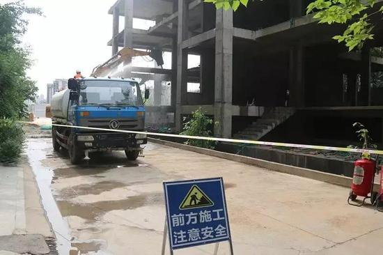 钻石半岛别墅主体违法建设拆除前