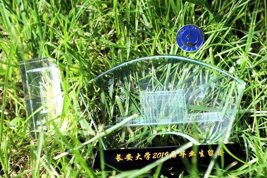 长安大学“不忘初心”三件套。(图片来源:长安大学微信公众号)