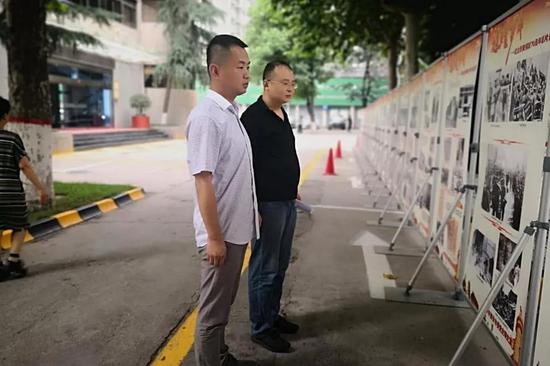 ❐ 街道组织党员干部参观《光辉岁月----西安解放70周年图片展》。