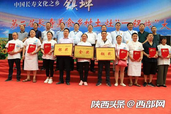“一锅炖”长寿美食火了竹叶村。