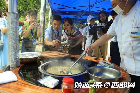 “一锅炖”长寿美食火了竹叶村。