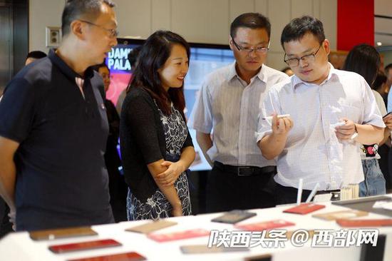 发布会现场,嘉宾、市民围观大明宫文创产品。
