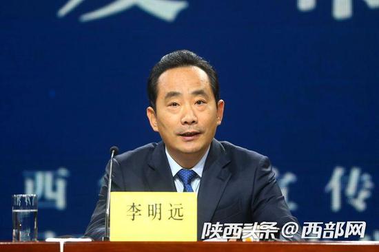 西安市市長李明遠介紹新中國成立70年西安市所取得的成就。