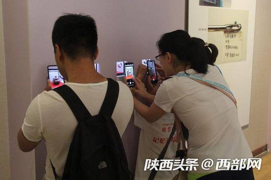 這幾件世界最小茶壺引起了許多參觀者的興趣。