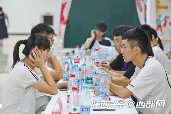 物联网工程专业新生郑佳璐在咨询新生入学相关事宜。