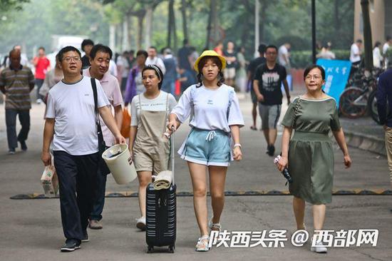 00后新生开学谈憧憬。