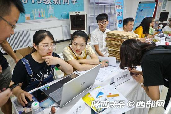 新生办理相关手续。