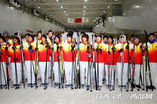 陕西省越野滑雪队进行训练备战。