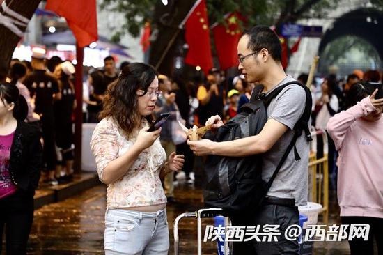 假期首日游客冒雨打卡西安美食 除了胡辣汤还有“国庆面”