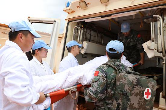 2019年3月8日，中国第九批赴南苏丹维和医疗分队为联合国军事观察员培训急救技能。