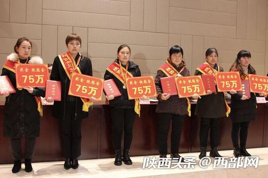 6位已故同志家属上台接受见义勇为英雄荣誉称号追授。