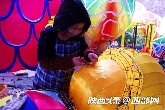 裱糊工人精心“打扮”城墙卫士