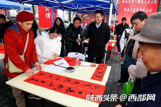 陕西体育人服务三秦百姓,新春义务写对联活动举行。