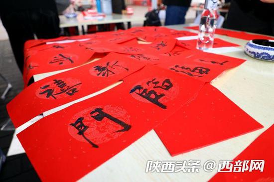 3天时间里,共送出5000余副新春对联。