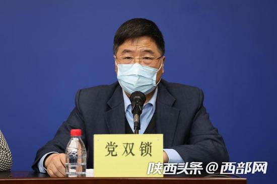 西安交通大學第二附屬醫院感染科主任黨雙鎖回答記者提問。
