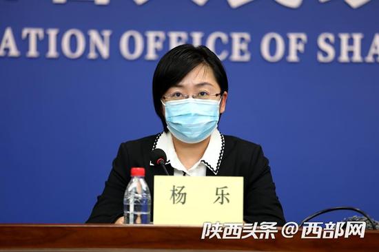 陕西省妇联副主席杨乐介绍省妇联抗击疫情和助力复产复工情况。