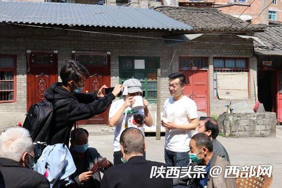 紫阳县东城门教场坝群众品茶